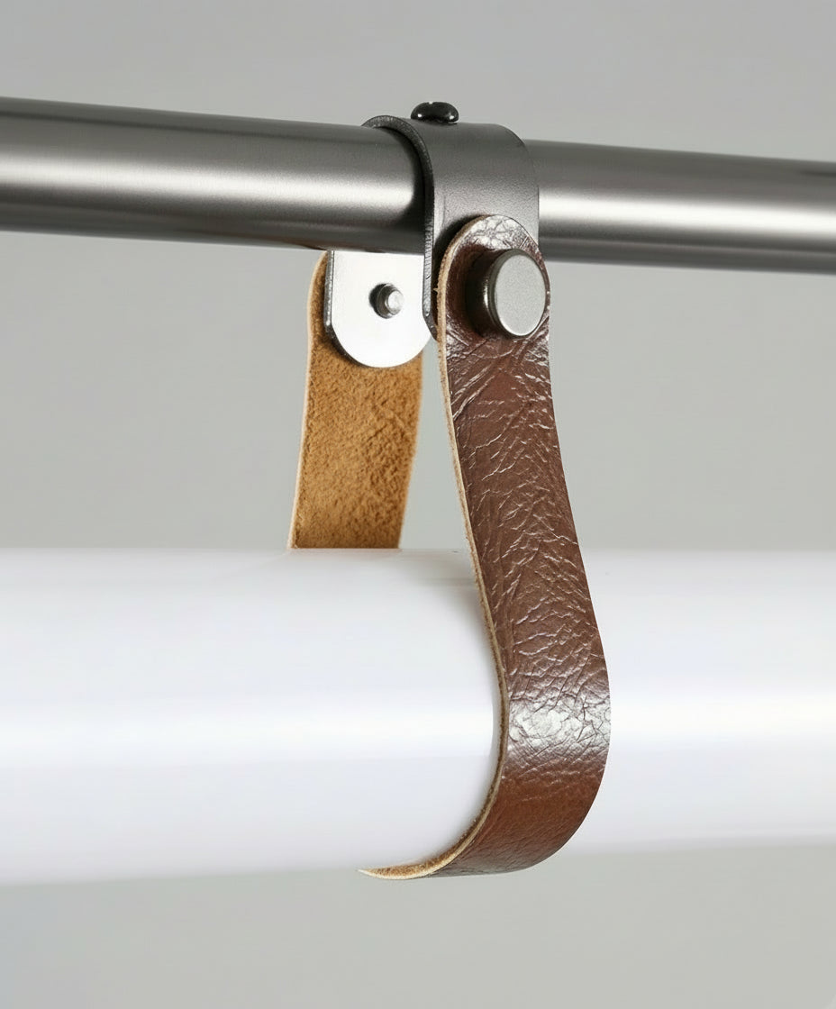 Luminaire en ligne nordique or 115 cm avec sangle en cuir et éclairage LED intégré, parfait pour les espaces contemporains.