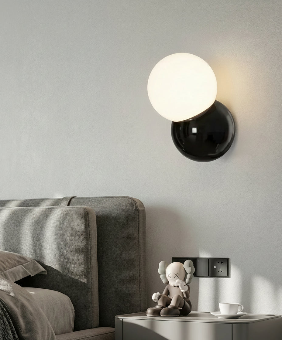 Luminaire mural boule crème et noir, style scandinave moderne.