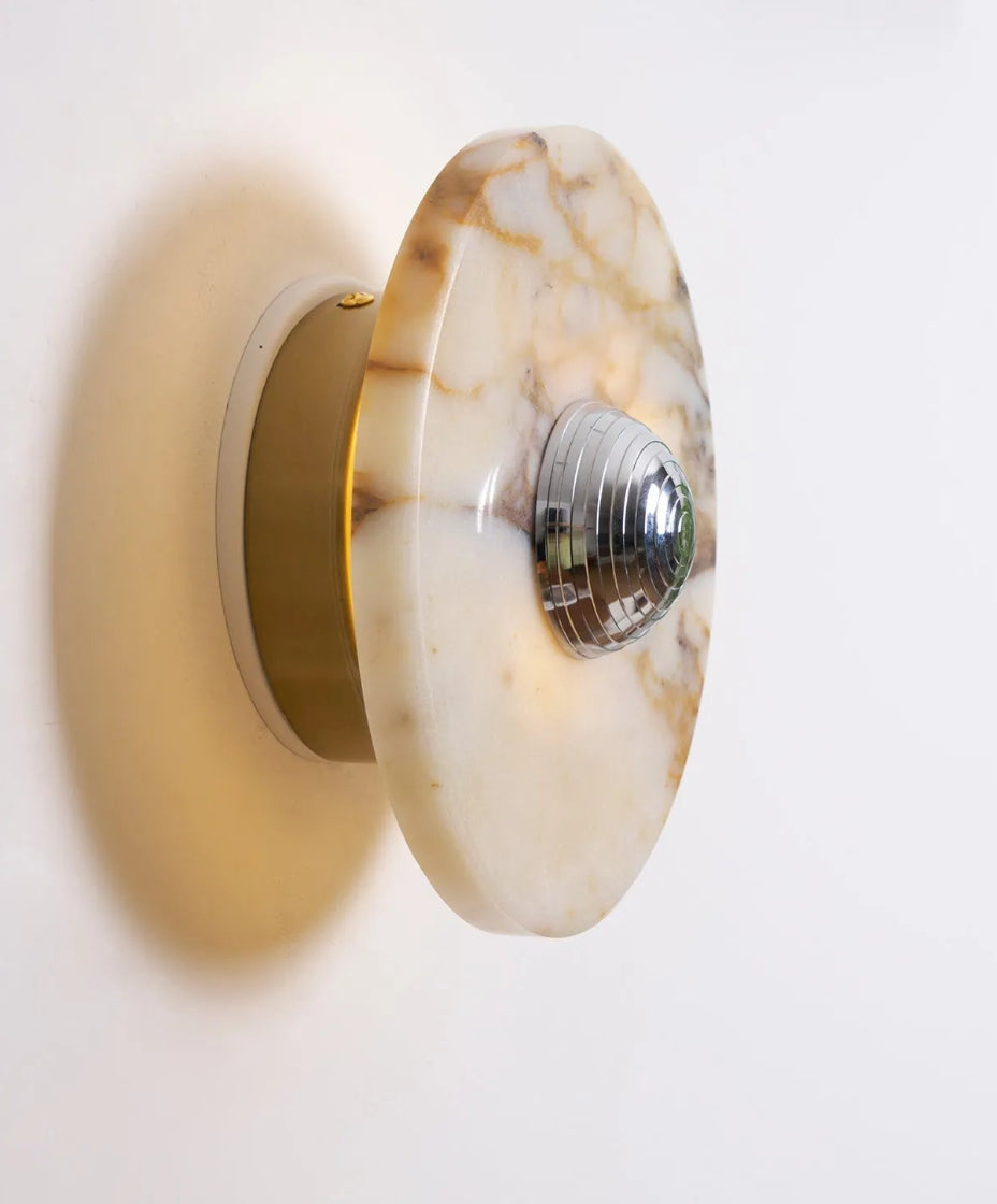 Luminaire en verre pour plafond avec ambiance chaleureuse intérieure.