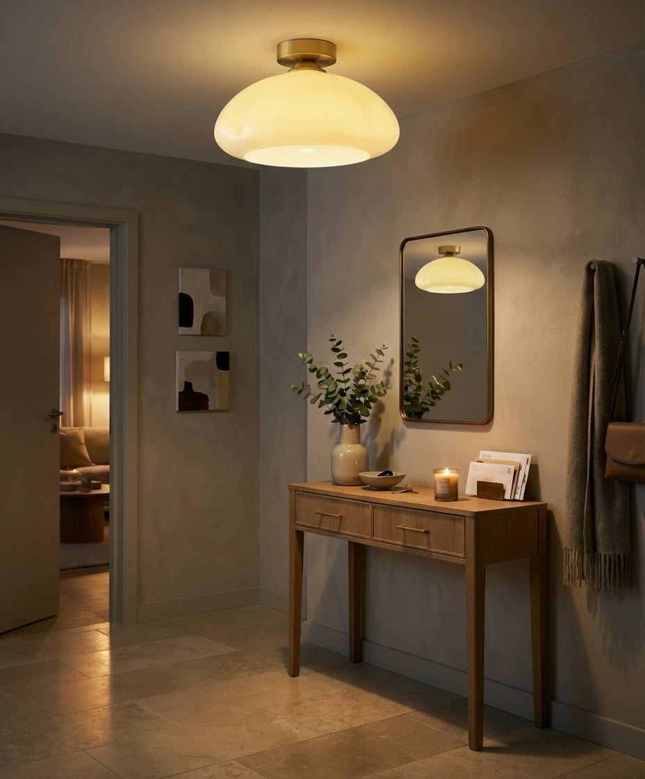 Luminaire plafonnier en verre avec base laiton, style design moderne pour salon, chambre ou bureau.