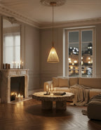 Luminaire en rotin naturel, suspension design pour décoration intérieure moderne et chaleureuse.