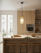 Luminaire en rotin tressé, suspension osier élégante pour salon moderne et décoration chaleureuse.