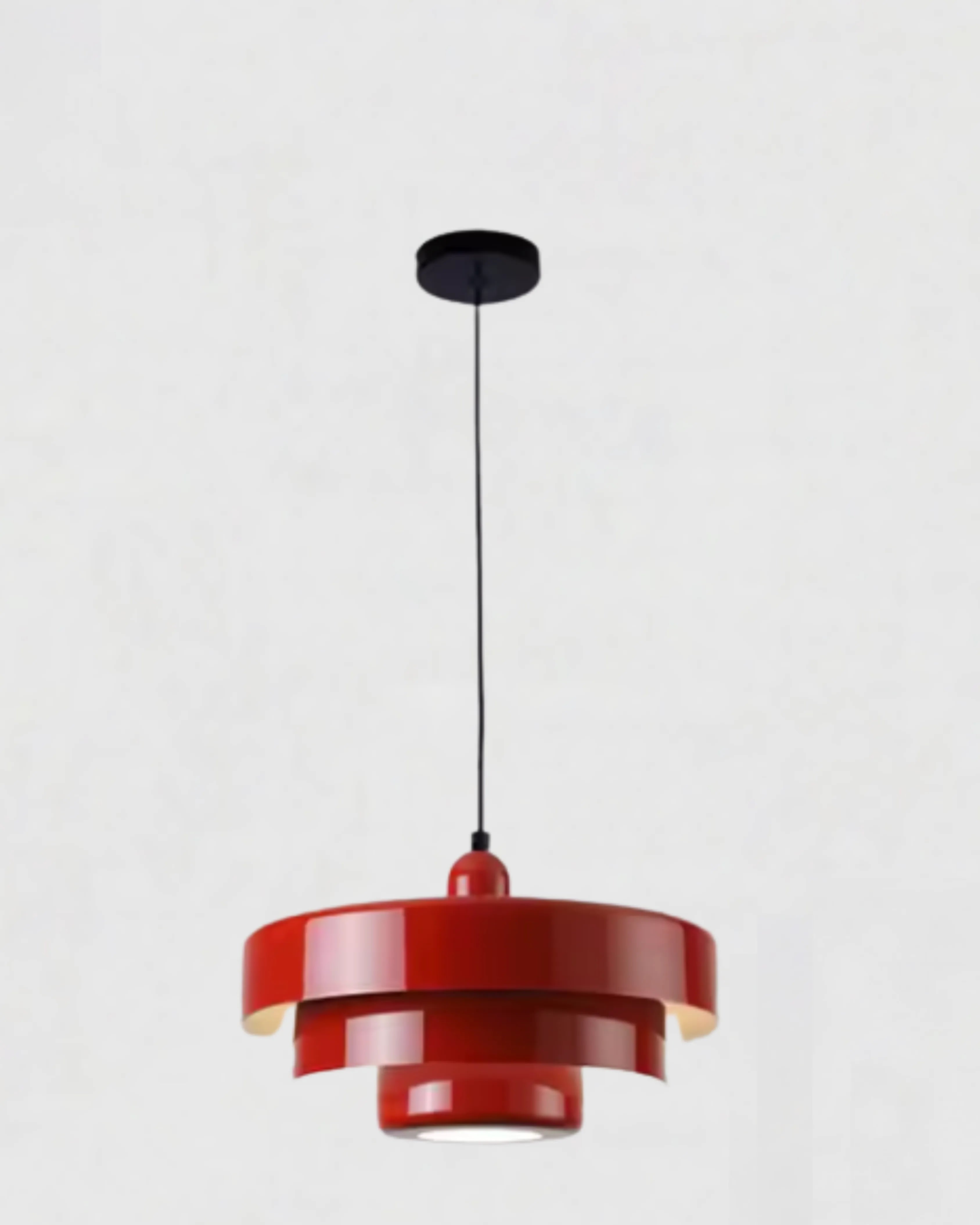 Luminaire suspendu rouge au style scandinave rétro-moderne, parfait pour éclairer une salle à manger minimaliste ou un salon au design épuré