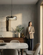Luminaire suspendu moderne créant une ambiance lumineuse agréable — Klaross.