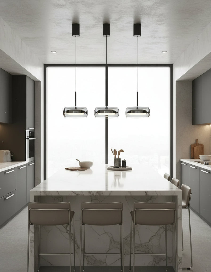 Luminaire suspendu en verre fumé LED au design moderne, parfait pour éclairage décoratif d’intérieur contemporain.