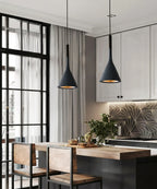 Luminaire suspendu au style nordique avec finition mate diffusant une lumière douce dans un salon contemporain