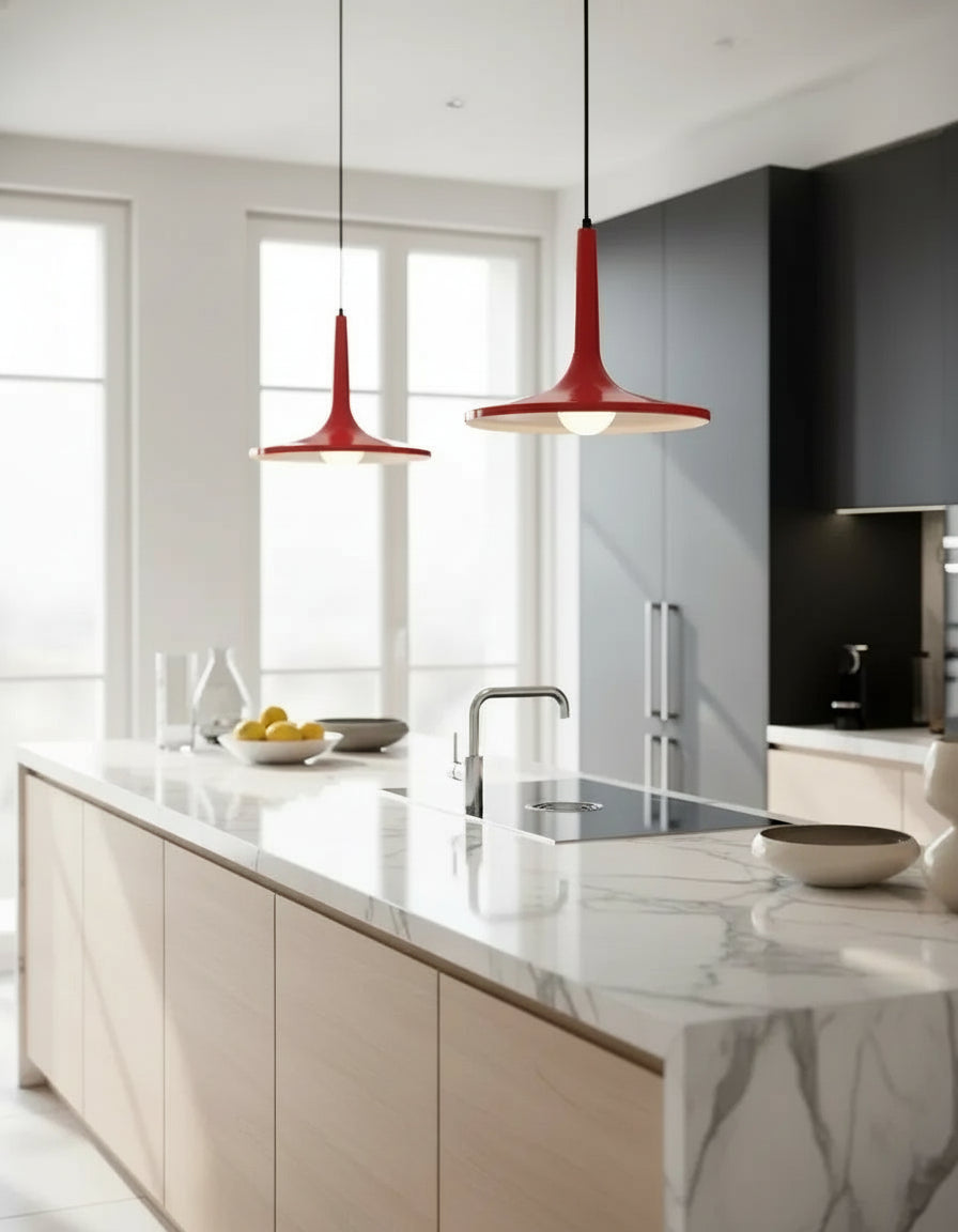 Luminaire suspension design en métal rouge, lampe plafond douille E14 pour décoration intérieure moderne.