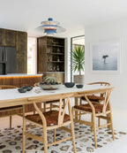 Luminaire suspendu scandinave diffusant une lumière douce dans une chambre au style épuré