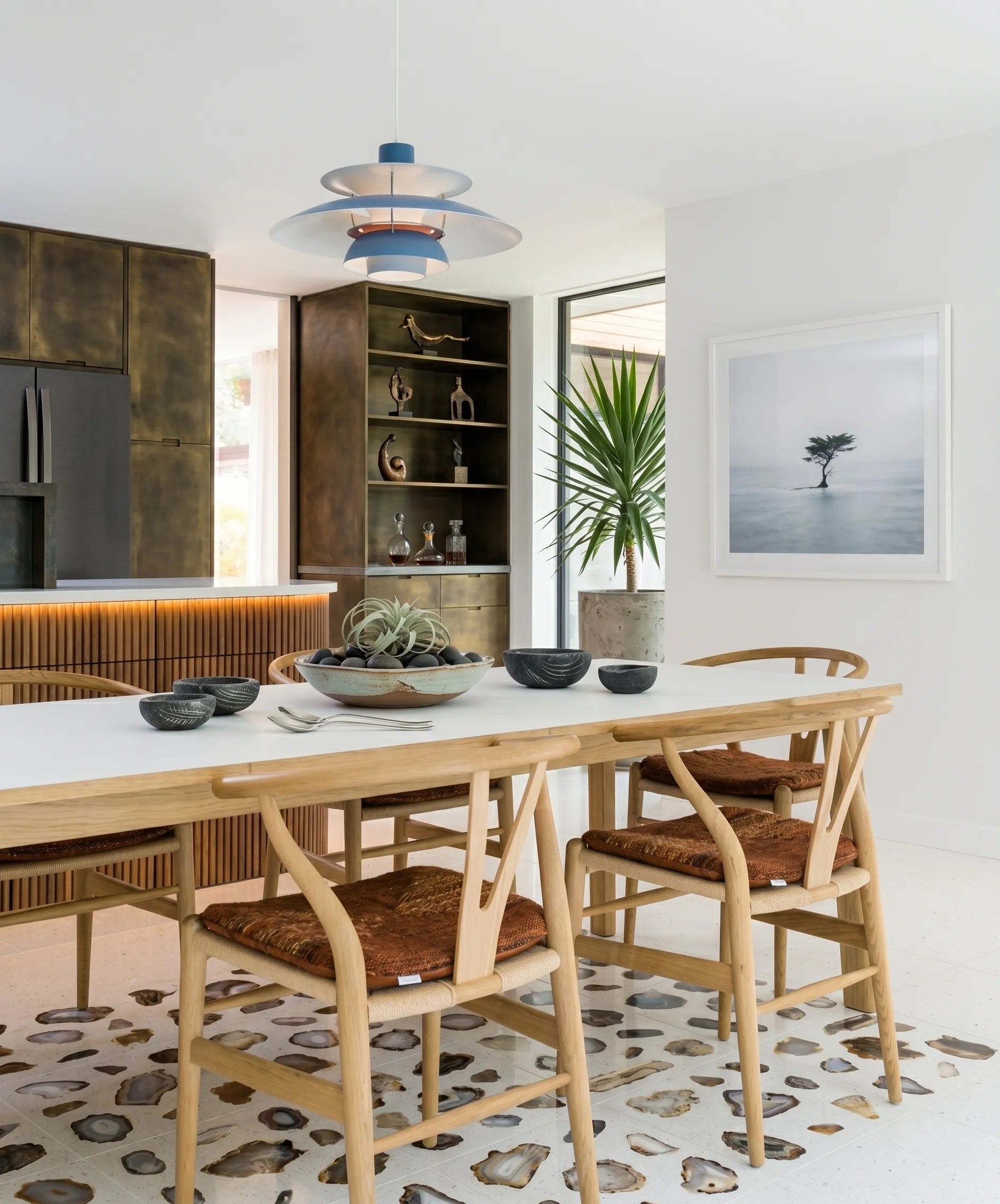 Luminaire suspendu scandinave diffusant une lumière douce dans une chambre au style épuré