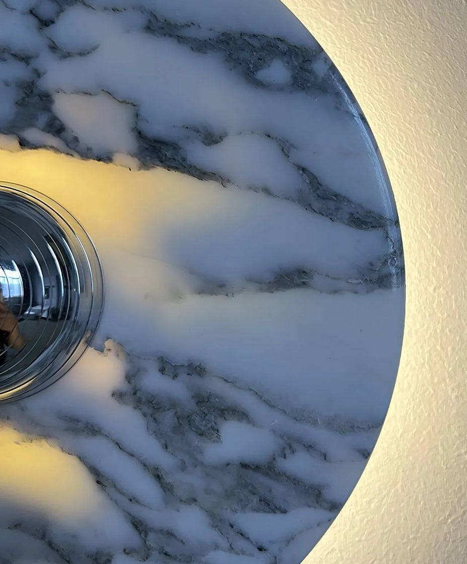 Luminaire compact en verre pour plafond dans un espace intérieur moderne.