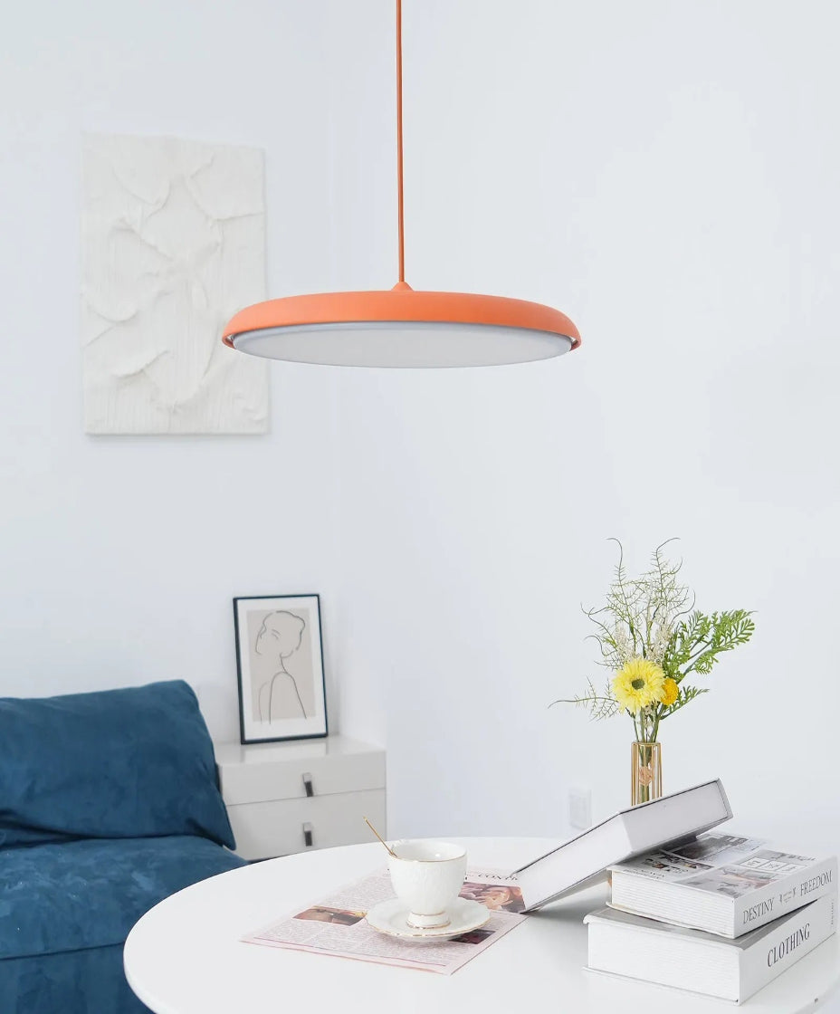 Luminaire en verre design pour éclairage du salon ou de la chambre moderne.