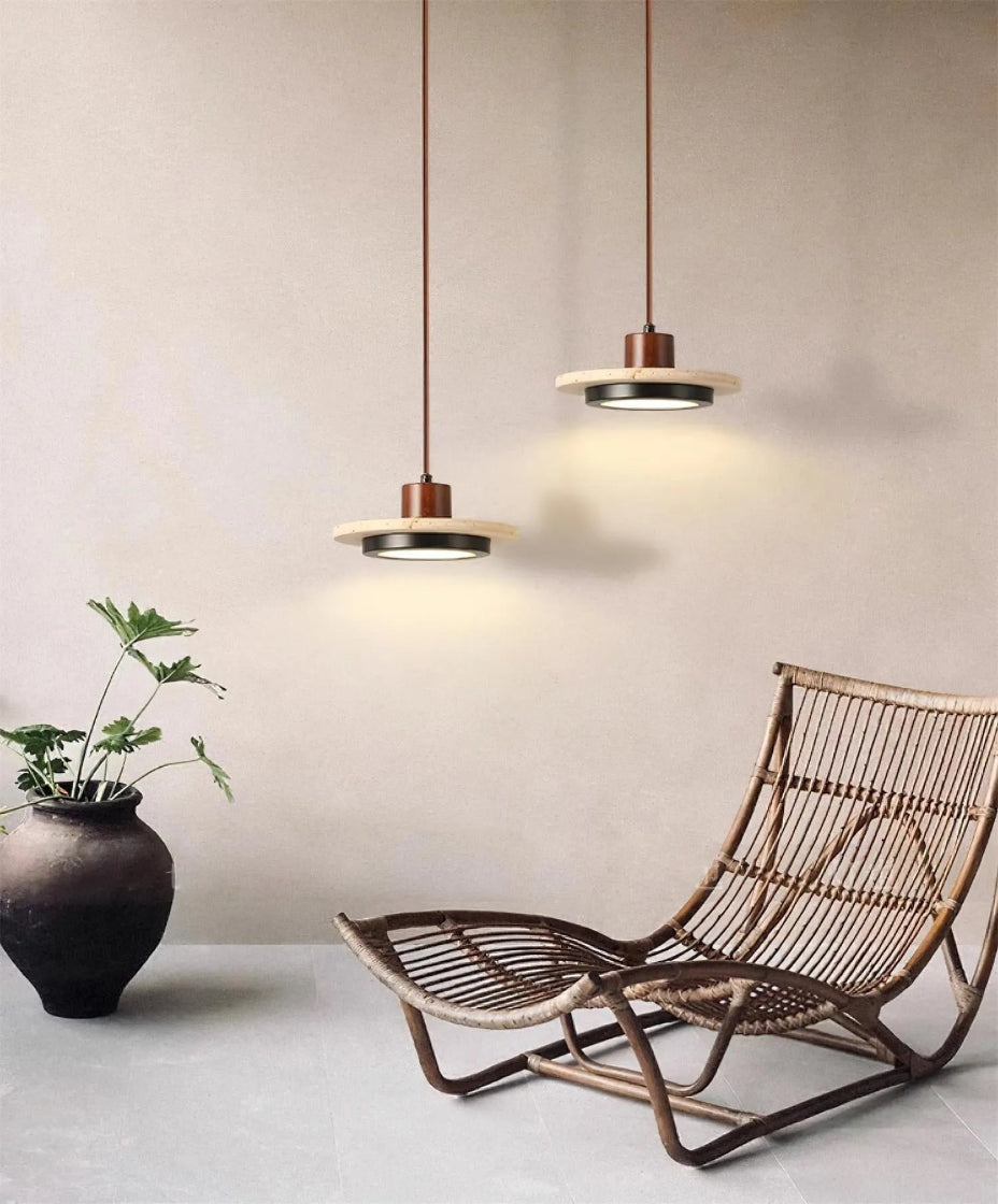 Luminaire en verre design style lustre moderne pour une décoration élégante.