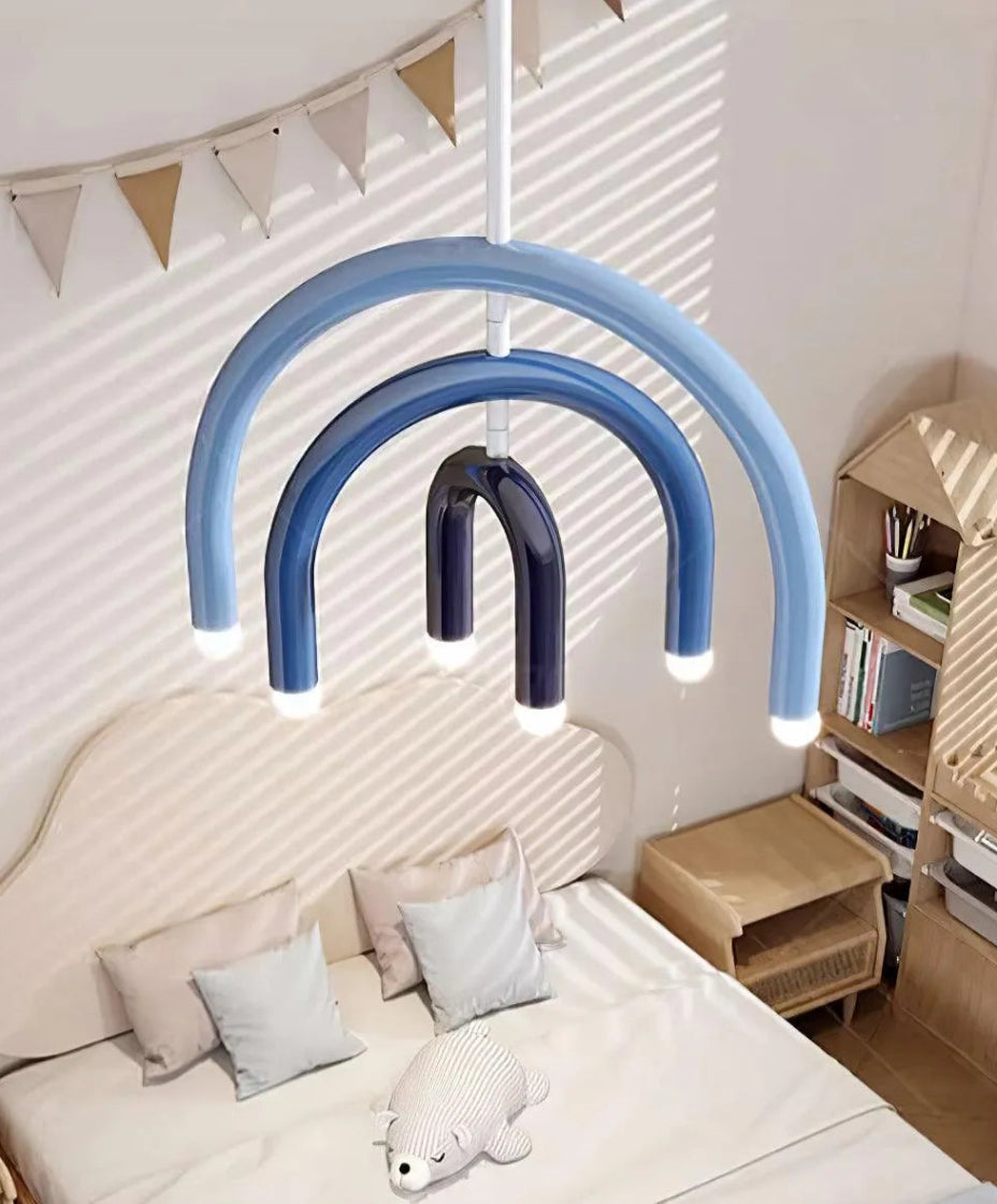 Luminaire en verre design style lustre moderne pour salon.