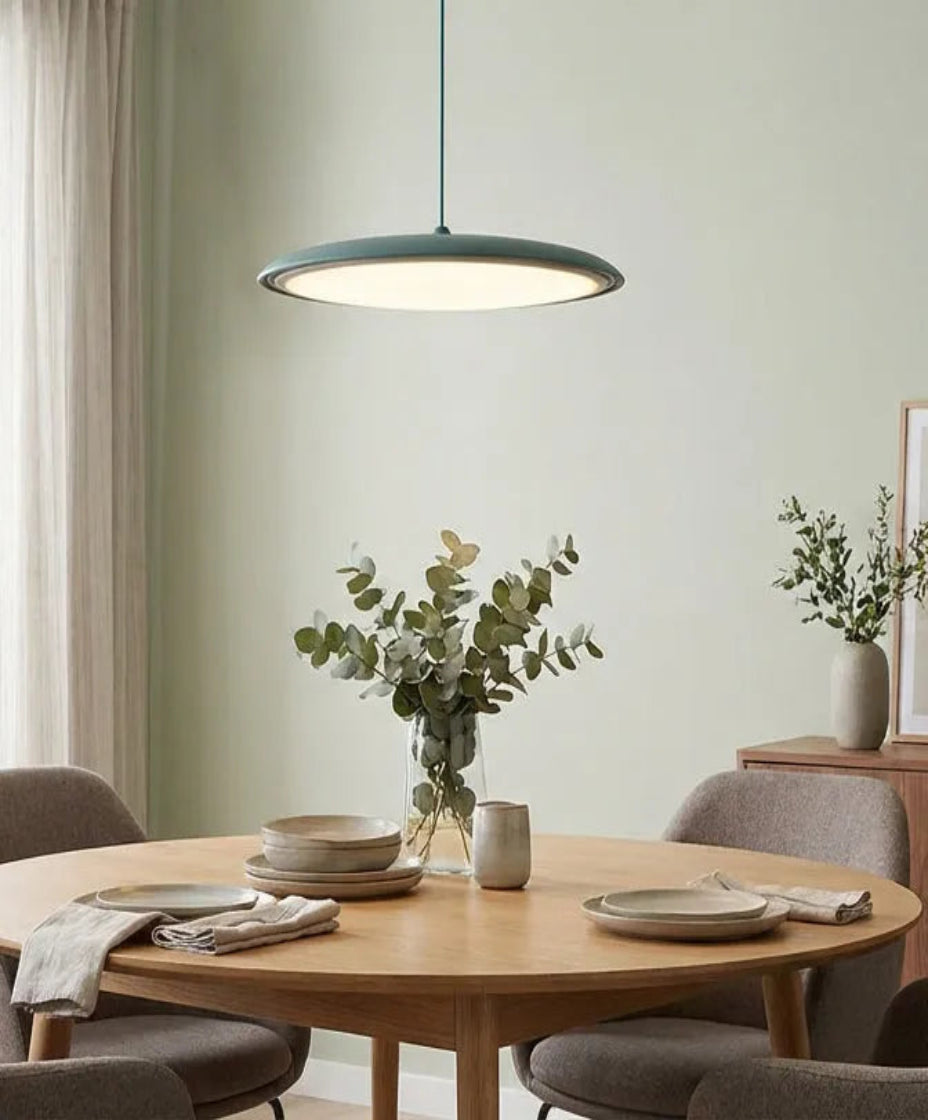 Luminaire en verre élégant en suspension pour décoration moderne dans un salon ou espace ouvert.