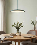 Luminaire en verre élégant en suspension pour décoration moderne dans un salon ou espace ouvert.