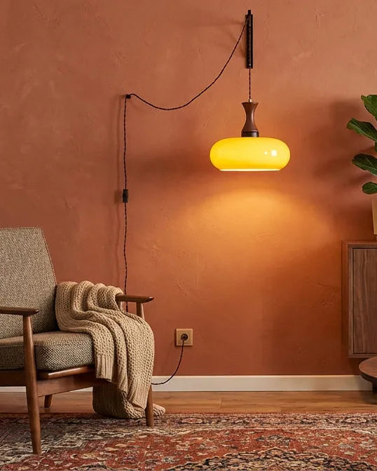 Luminaire en verre élégant en suspension pour décoration moderne dans un salon ou espace ouvert.