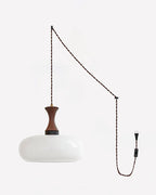 Luminaire en verre moderne style lustre décoratif pour éclairer un intérieur avec une ambiance chaleureuse.