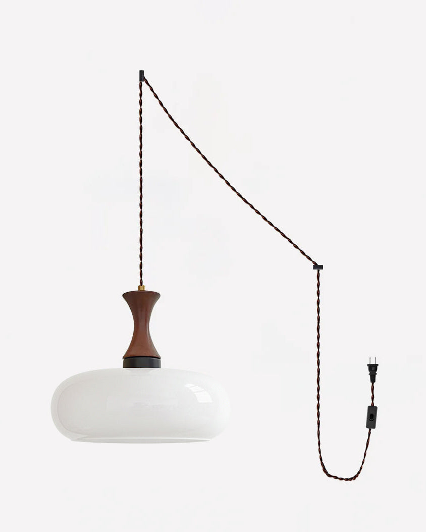 Luminaire en verre moderne style lustre décoratif pour éclairer un intérieur avec une ambiance chaleureuse.