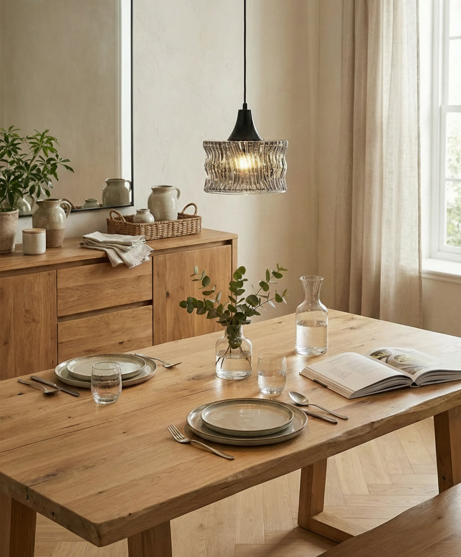 Luminaire moderne en verre noir.