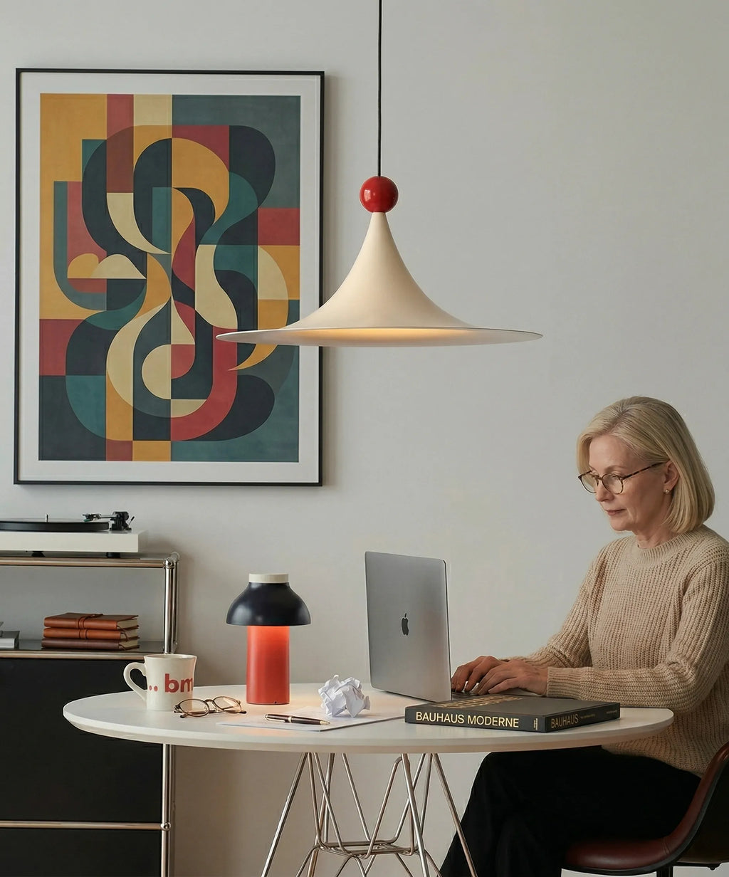 Luminaire en verre créant une ambiance lumineuse dans la maison.