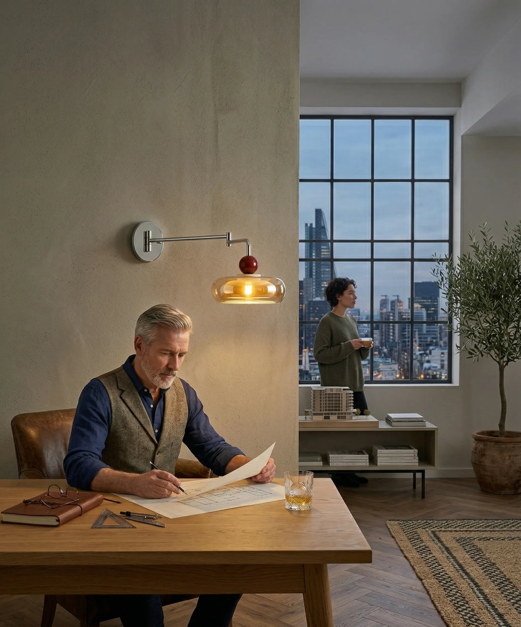 Luminaire en verre abstrait pour éclairage intérieur contemporain.