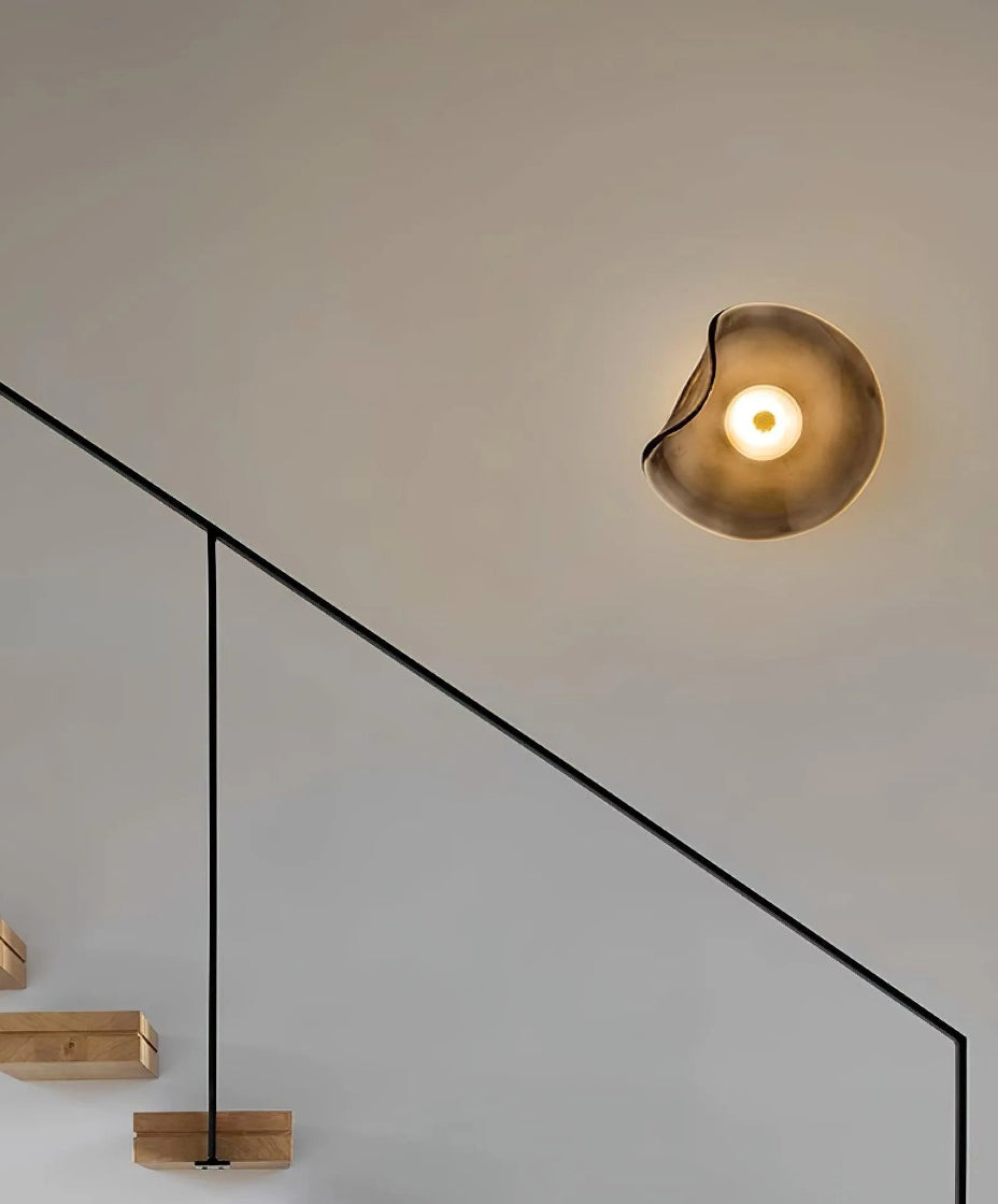 Luminaire plafond en verre pour éclairage intérieur élégant.