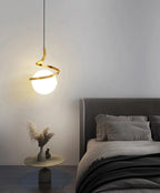 Luminaire plafond en verre forme organique pour intérieur contemporain.