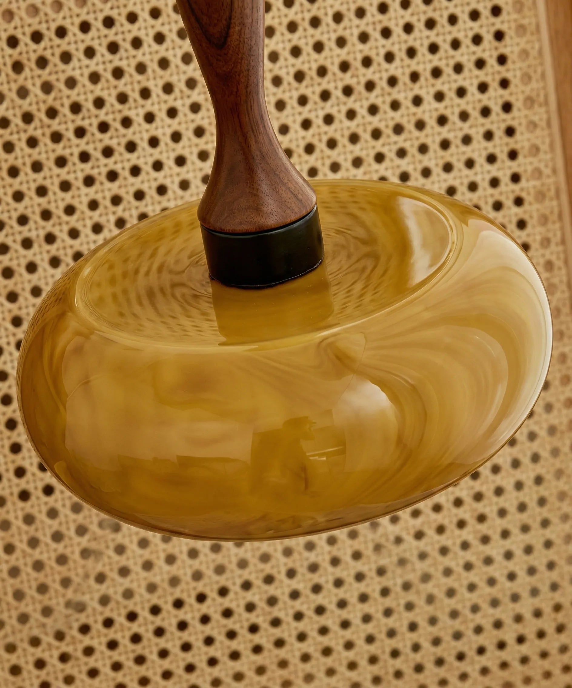 Luminaire en verre pour plafond avec design moderne, idéal pour éclairer un intérieur élégant.