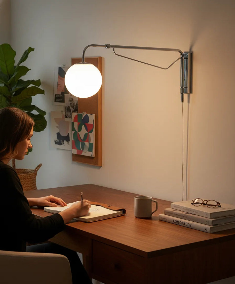 Luminaire plafond en verre pour lumière harmonieuse dans salon.