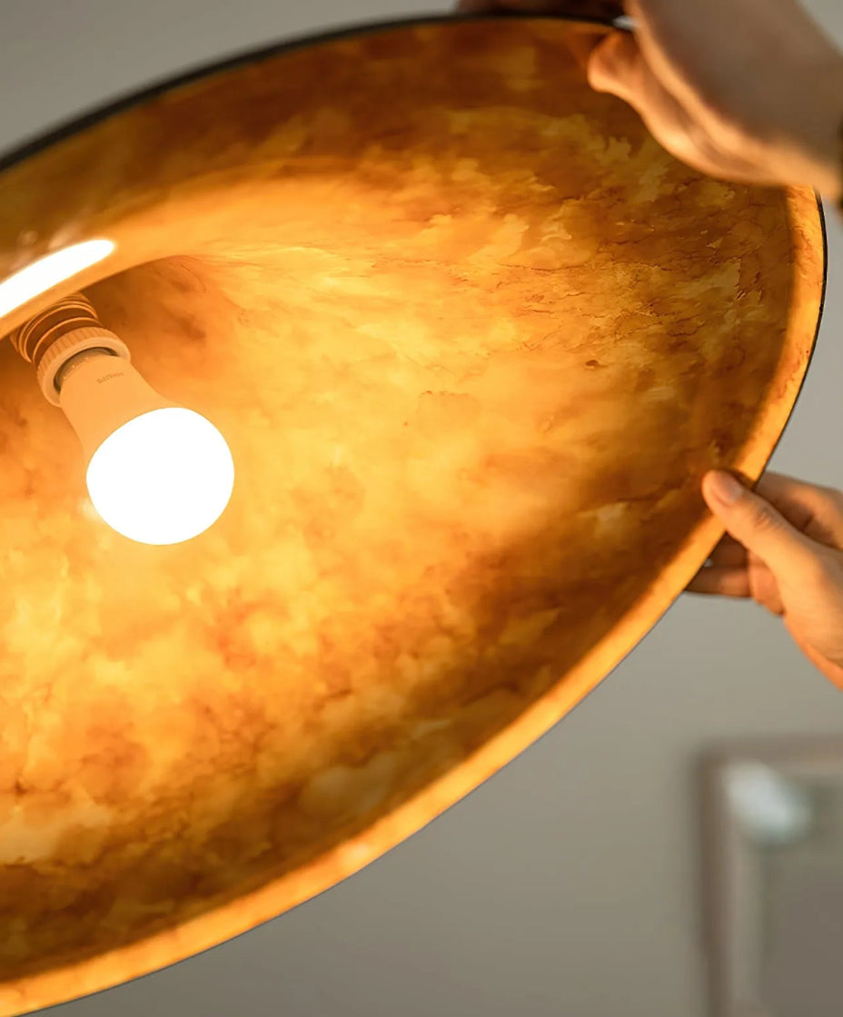 Luminaire en verre suspendu offrant un éclairage design pour intérieur moderne.