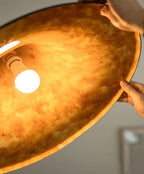 Luminaire en verre suspendu offrant un éclairage design pour intérieur moderne.