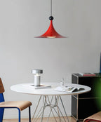 Luminaire en verre suspendu pour éclairage design dans salon ou chambre.