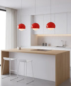 Luminaire en verre suspendu pour éclairage design dans salon ou chambre.