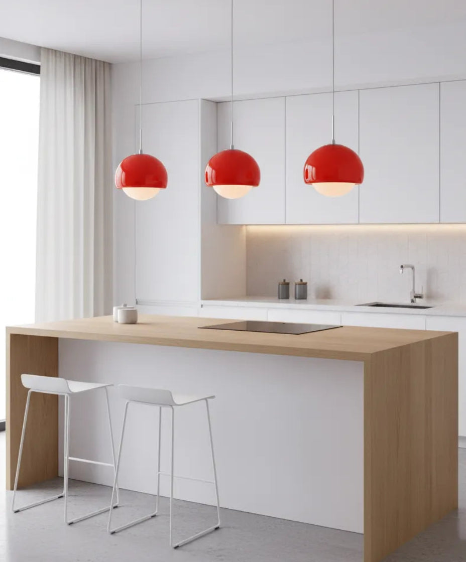 Luminaire en verre suspendu pour éclairage design dans salon ou chambre.