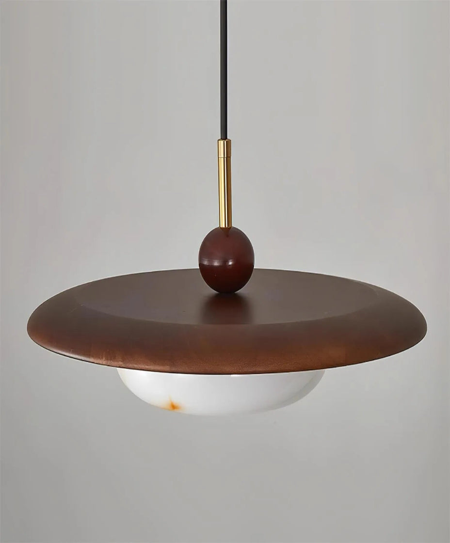 Luminaire en verre suspendu offrant un éclairage design pour salon et salle à manger moderne.