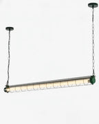 Lustre industriel long LED en métal noir, parfait au-dessus d’une table à manger ou d’un îlot central.