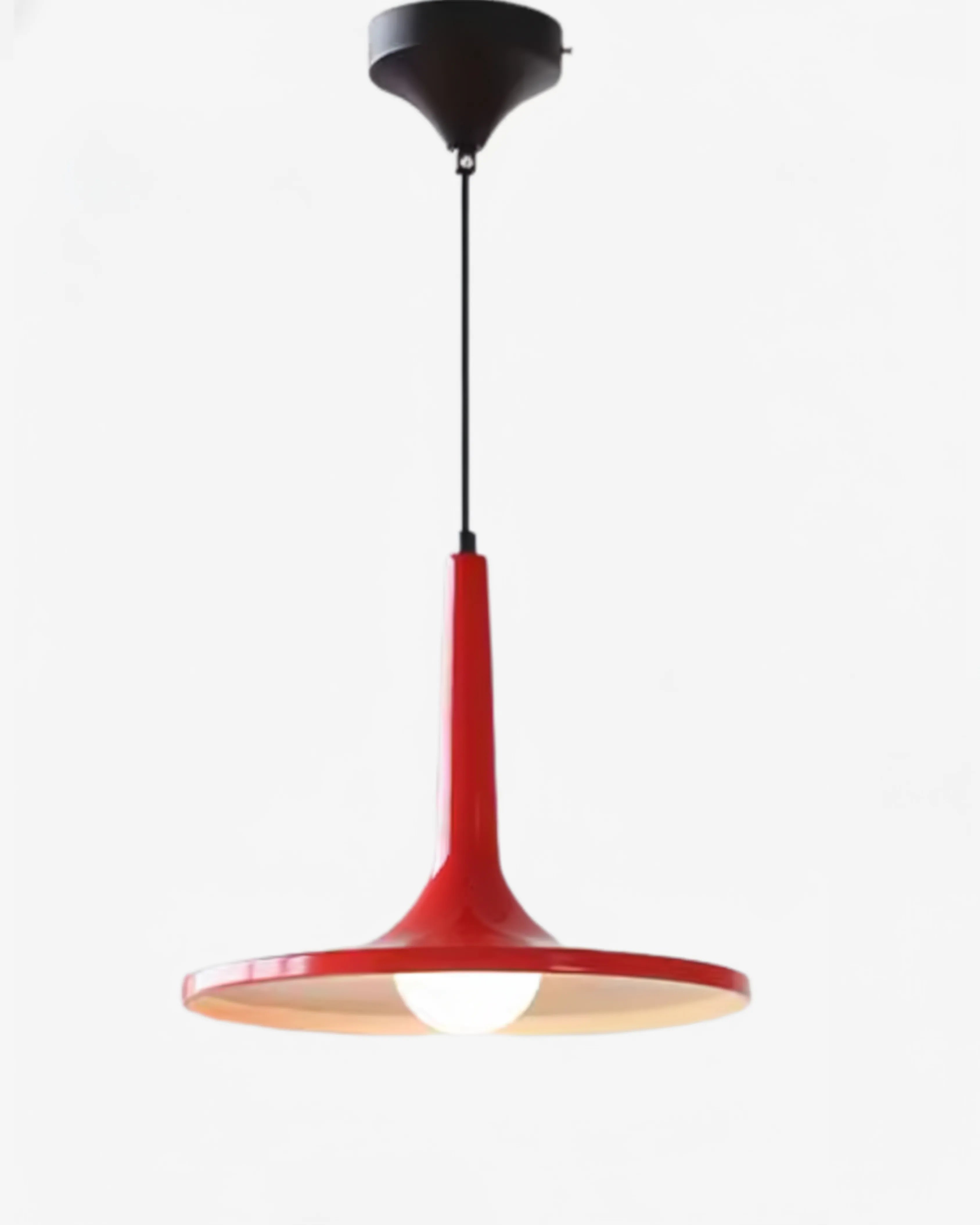 Lustre industriel en métal rouge, lampe suspension design parfaite pour restaurant, comptoir ou café.