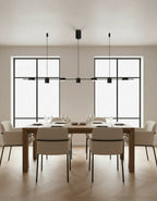 Luminaire industriel noir moderne, suspension parfaite au-dessus d’une table à manger ou d’un îlot de cuisine.
