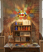 Lustre moderne pour éclairage décoratif dans un intérieur élégant.