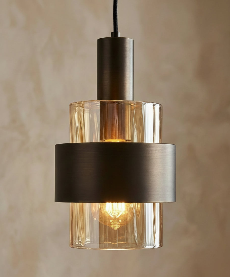 Lustre moderne en verre ambré et bronze, idéal pour un salon ou un espace bar contemporain inspiré des lofts new-yorkais.