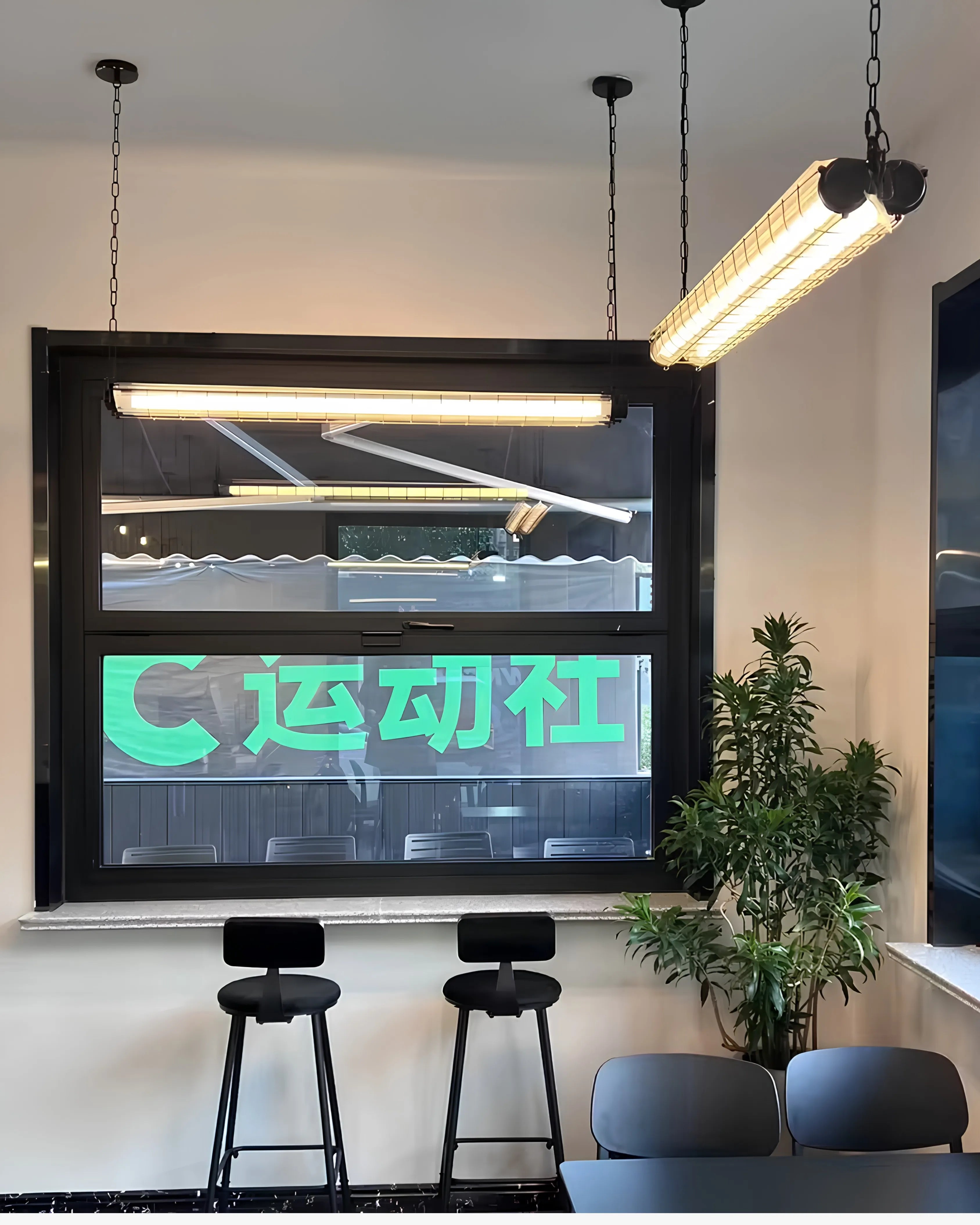 Suspension LED industrielle noire en tube long, éclairage linéaire parfait pour salle à manger, bureau ou cuisine moderne.