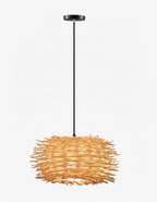 Lustre en rotin artisanal, suspension naturelle style bohème pour éclairage décoratif intérieur.