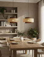Lustre en rotin noir à lumière chaude, luminaire moderne pour ambiance cosy et naturelle.