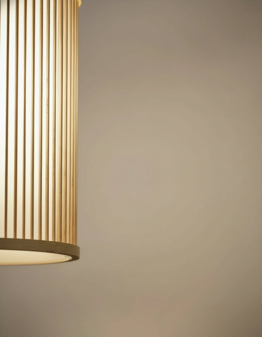 Lustre en rotin tressé naturel, suspension osier décorative style bohème pour salon moderne.