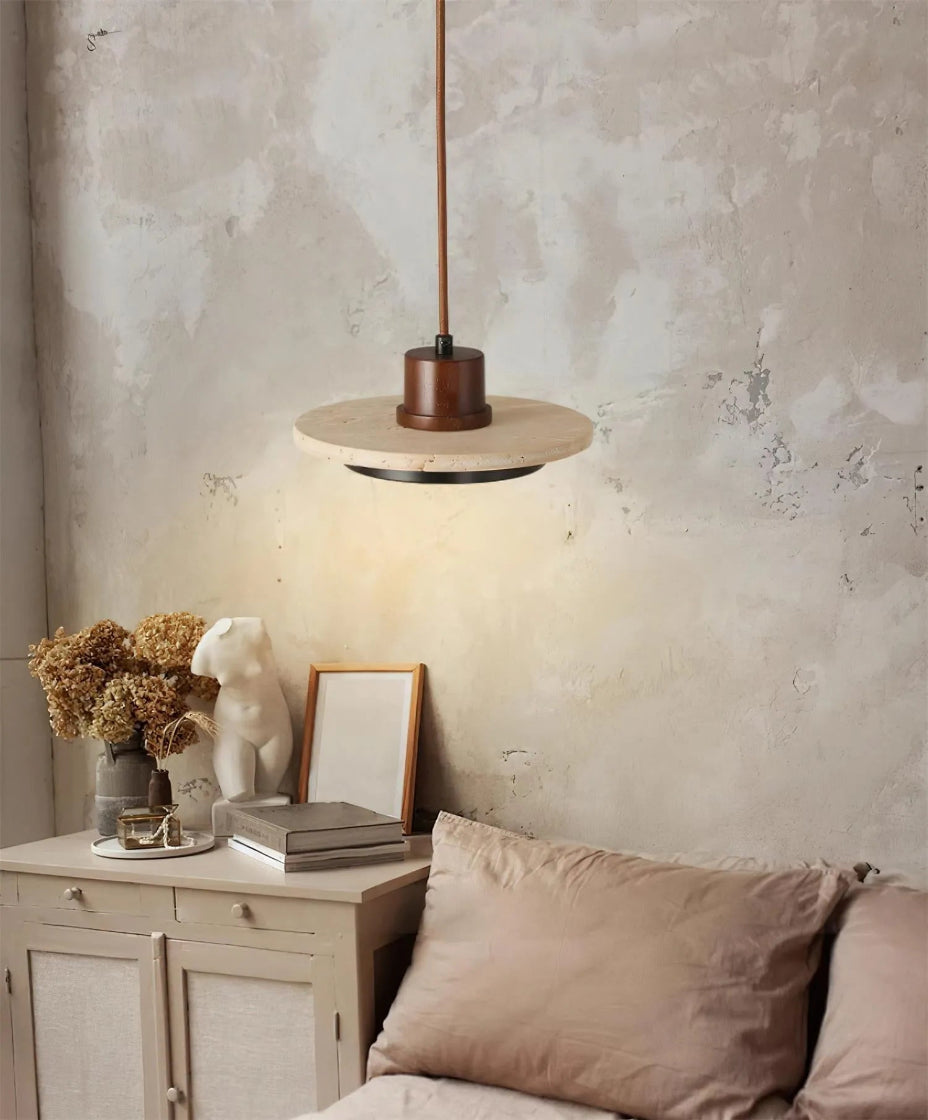 Lustre en verre contemporain diffusant une lumière douce pour intérieur élégant.