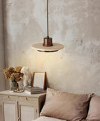 Lustre en verre contemporain diffusant une lumière douce pour intérieur élégant.