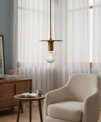 Lustre en verre contemporain diffusant une lumière douce pour salon ou salle à manger.