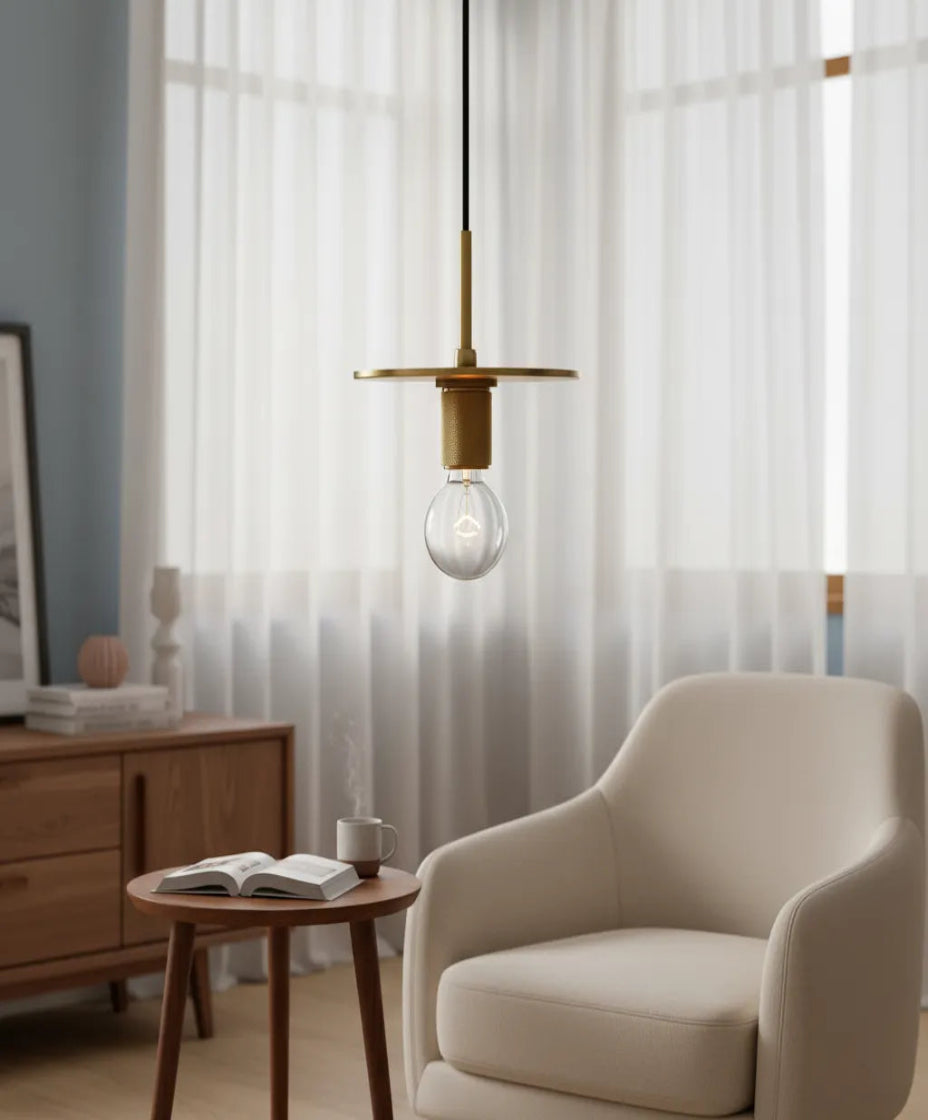 Lustre en verre contemporain diffusant une lumière douce pour salon ou salle à manger.