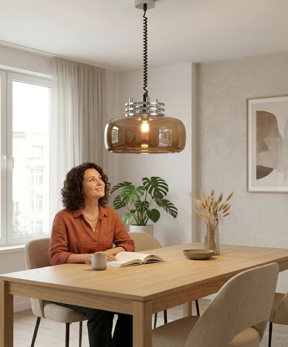 Lustre en verre décoratif pour éclairage design du salon ou chambre.