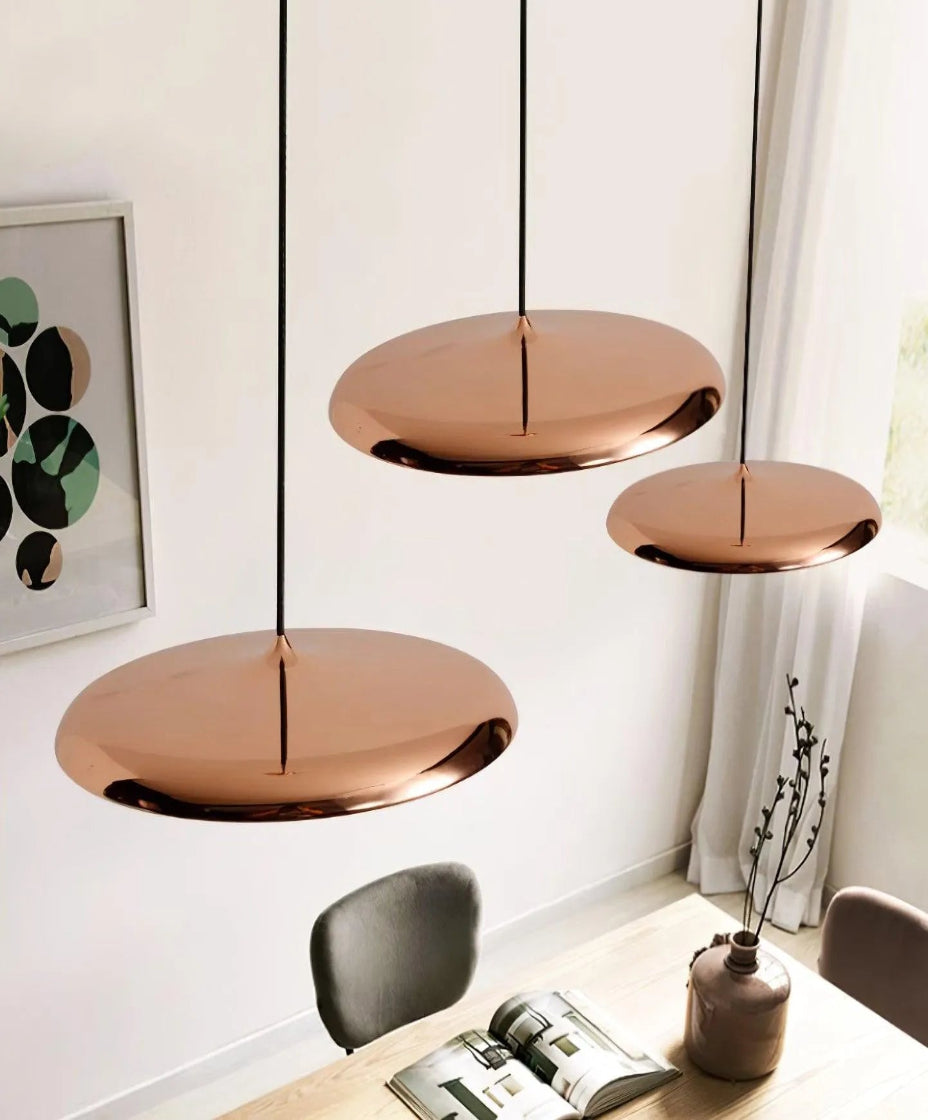 Lustre en verre pour éclairage design dans un salon élégant.